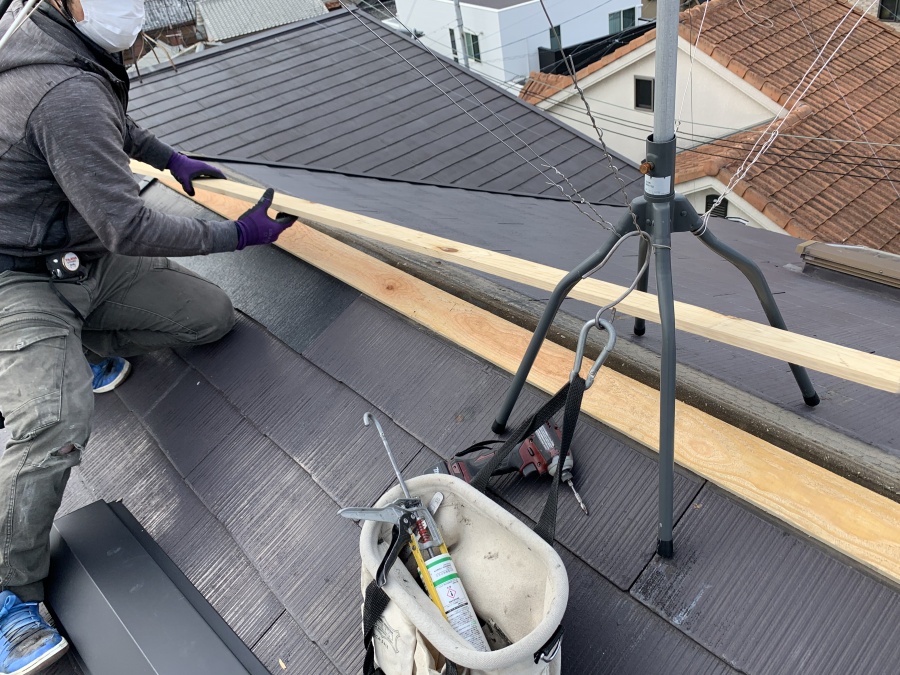 新しい貫板を設置中