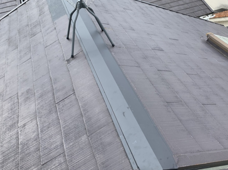 屋根修繕によって復旧した棟板金
