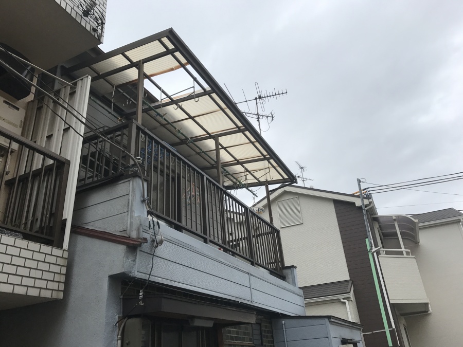 劣化したポリカ波板屋根