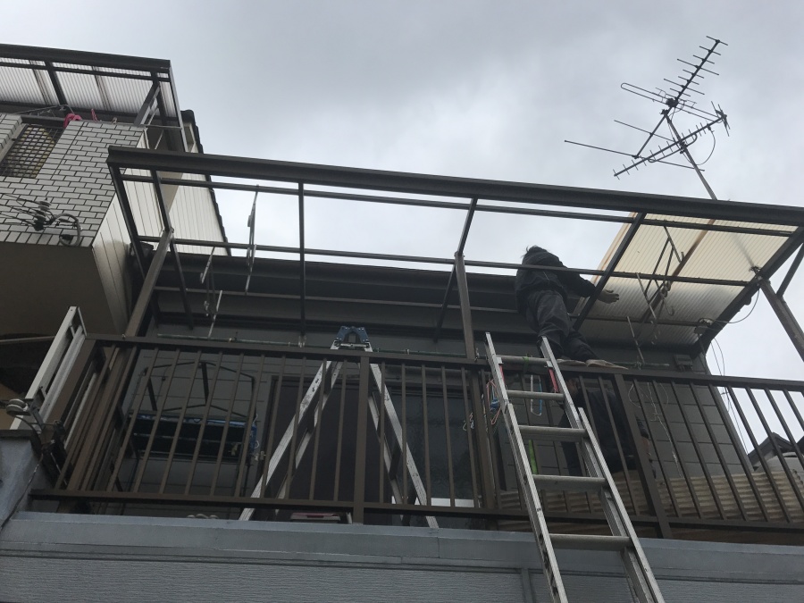 劣化したポリカ波板屋根の取り外し