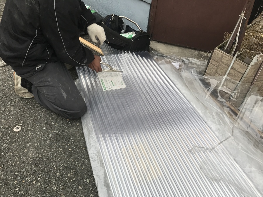 波板張替え工事の様子