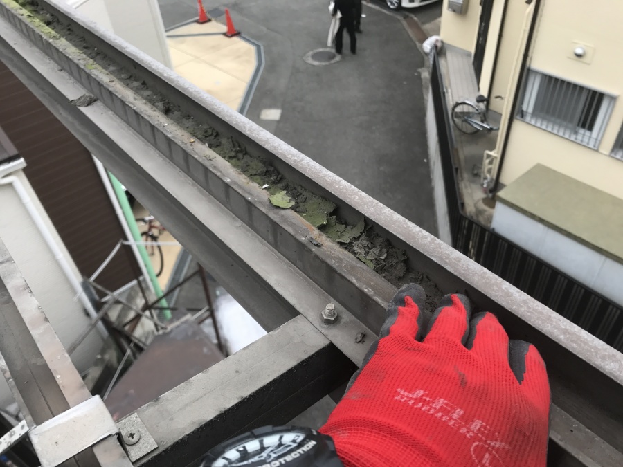 ベランダ屋根骨組みに苔や汚れ