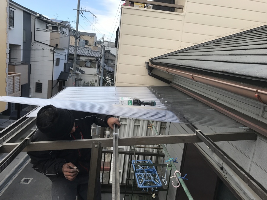 新しいポリカ波板を取り付け