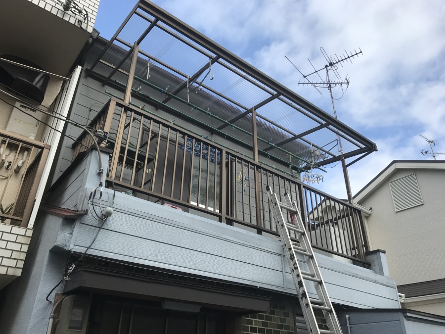 新しいポリカ波板取り付け後