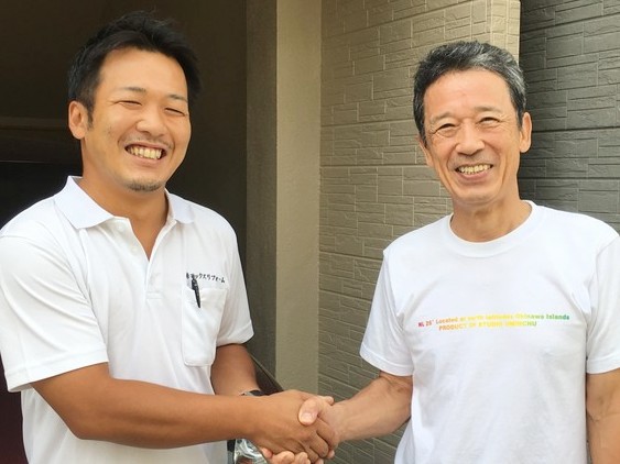 屋根リフォーム後にお客様と記念撮影