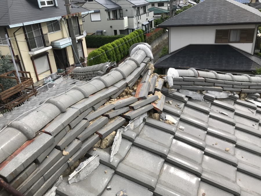 震災後の棟の歪みと崩れ