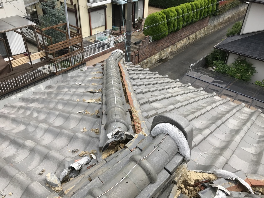 震災後の棟の歪みと崩れ