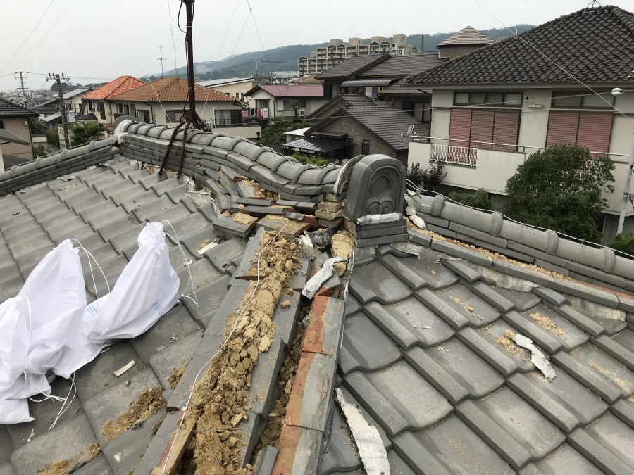 震災後の棟の歪みと崩れ