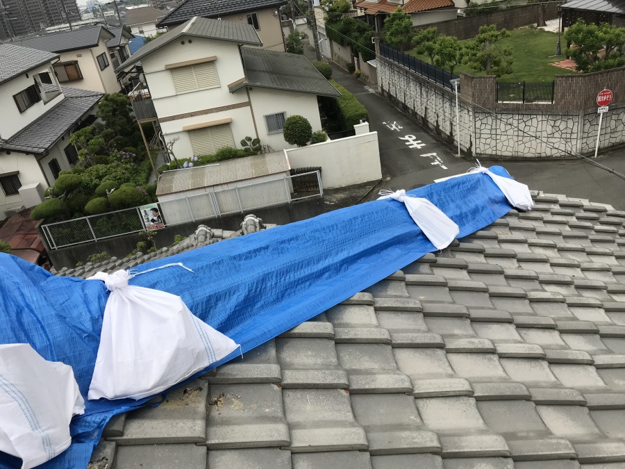 震災後棟の歪みをブルーシートで応急処置カバー