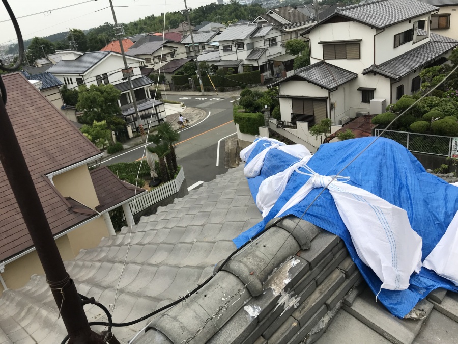 震災後棟の歪みをブルーシートで応急処置カバー