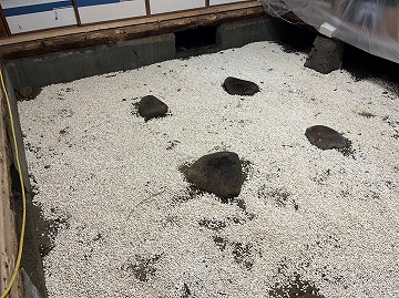 乾燥材カラットをまきます