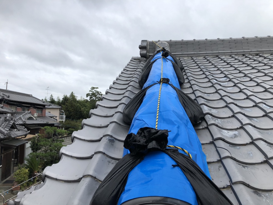 台風で崩れた瓦屋根をブルーシートで養生