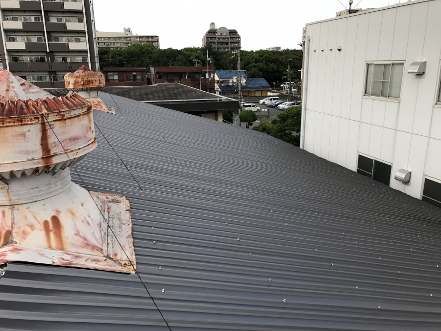 屋根カバー工法後の倉庫屋根