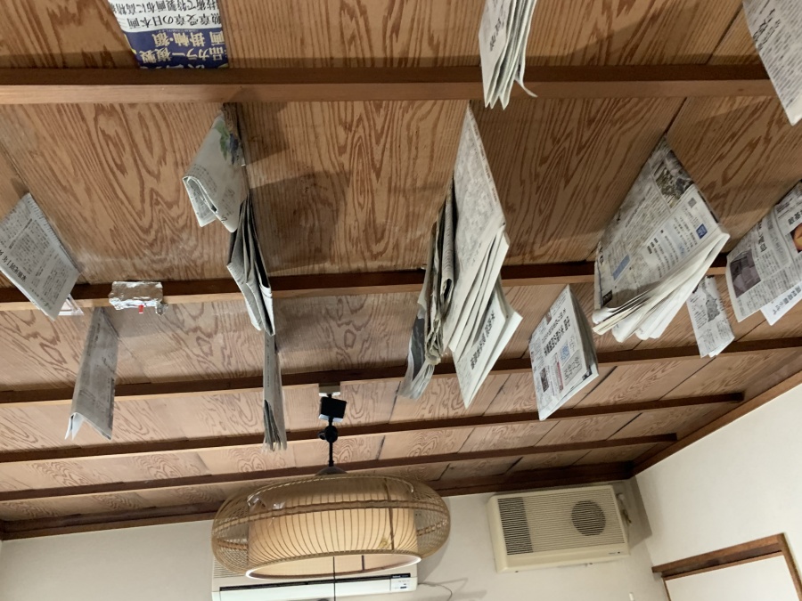 雨漏り応急処置のため挟まれた新聞紙