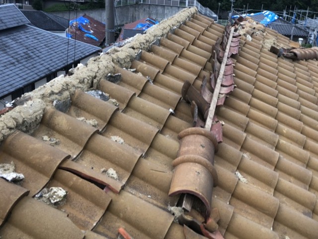 崩れた瓦屋根