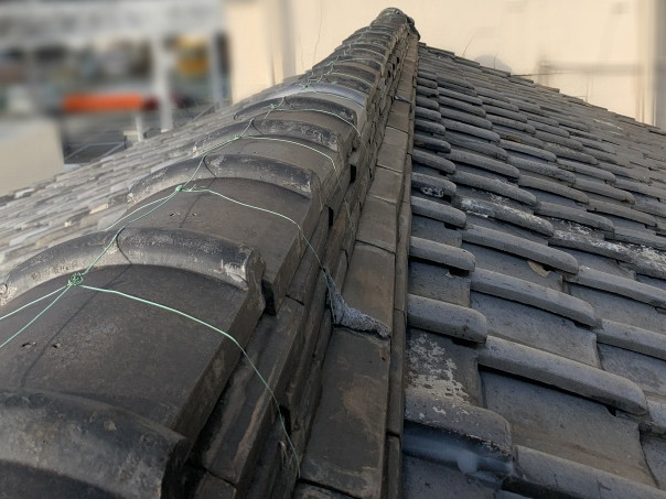 経年により沈んだ棟瓦