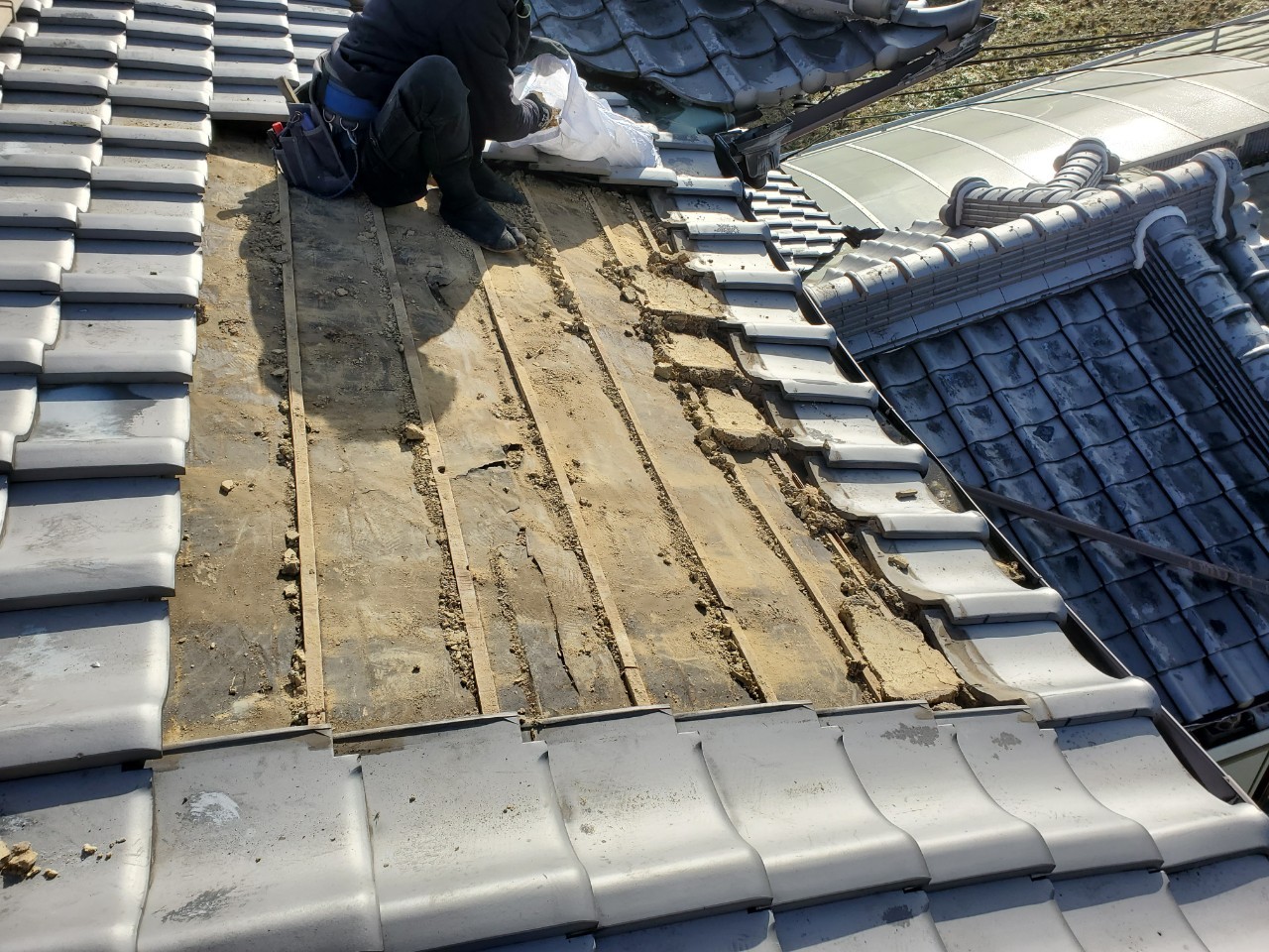 既存の瓦を撤去