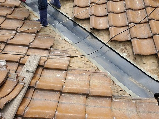 新しく取り付けた谷板金