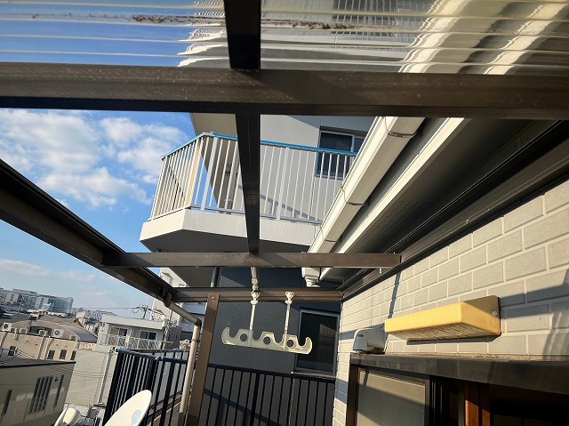 剥がれ落ちた3階ベランダ屋根