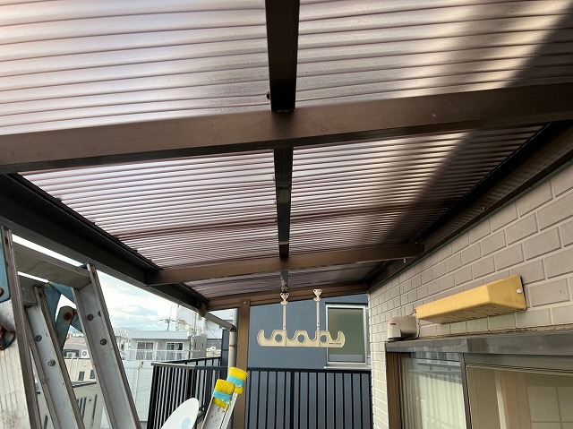 ブロンズ色のポリカ波板に張り替えた3階ベランダ屋根