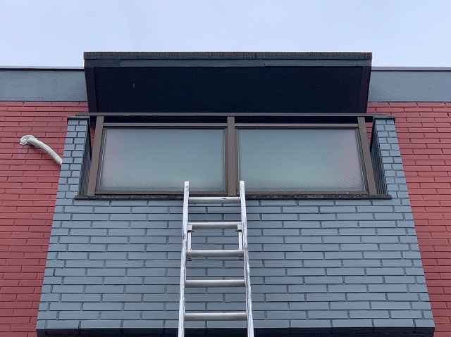 3階バルコニーへハシゴを架ける