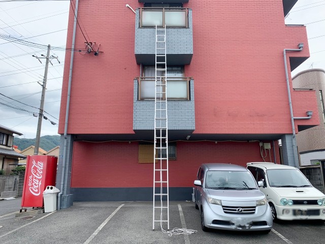 3階バルコニーへハシゴを架ける