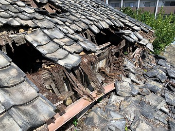 瓦屋根崩壊