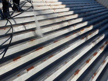 高圧洗浄していく