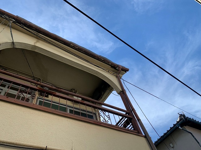 モルタルが剥がれ落ちた鼻隠し