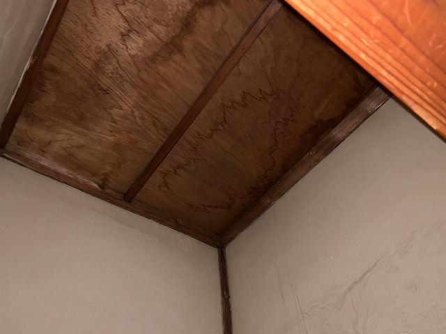 押し入れ内雨漏り