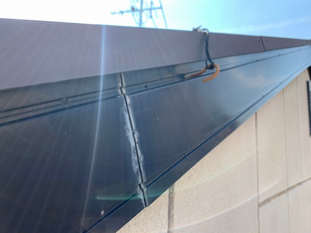 破風板継ぎ目コーキングが切れている