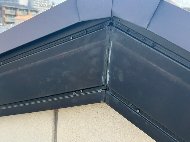 破風板継ぎ目コーキング打設完了