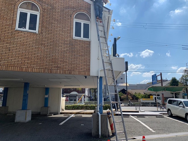 二階にハシゴを架ける