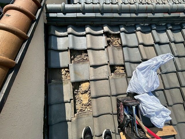 割れた瓦の撤去