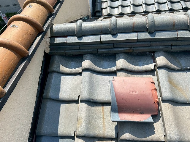 割れた瓦の撤去
