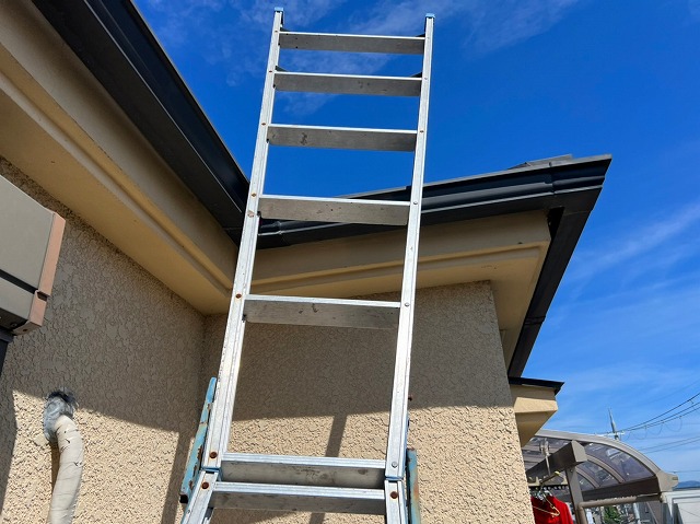 雨漏り調査の為脚立を使用して屋根へ