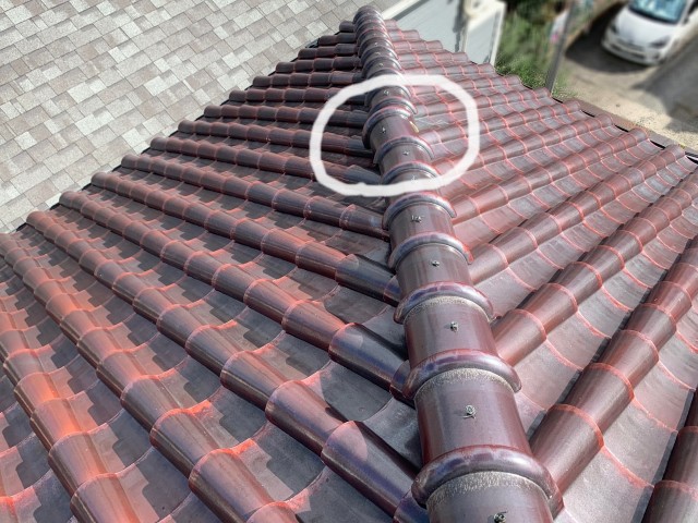 陶器瓦の隅棟が一枚はずれている