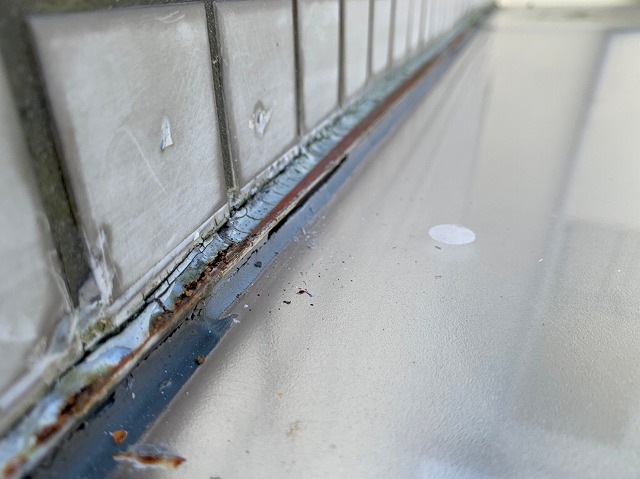 　玄関上庇コーキング劣化