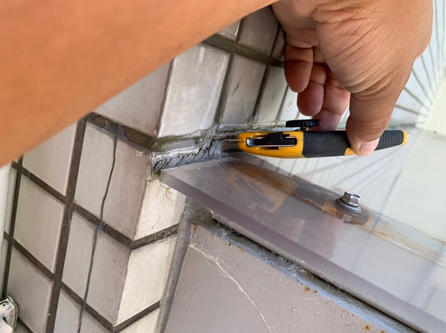 玄関上庇コーキング劣化