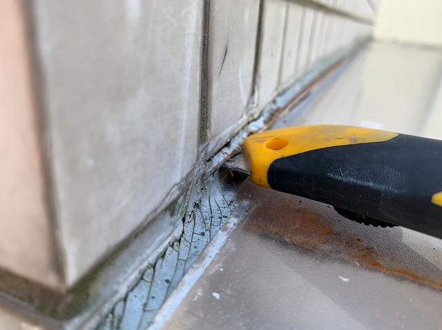 　玄関上庇コーキング劣化