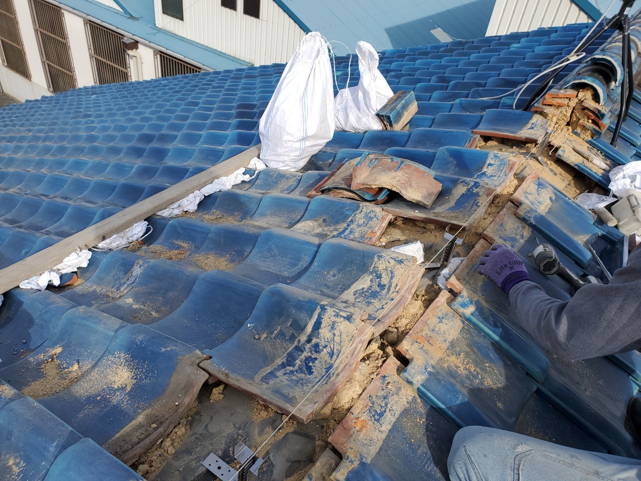 強力棟金具を取り付け