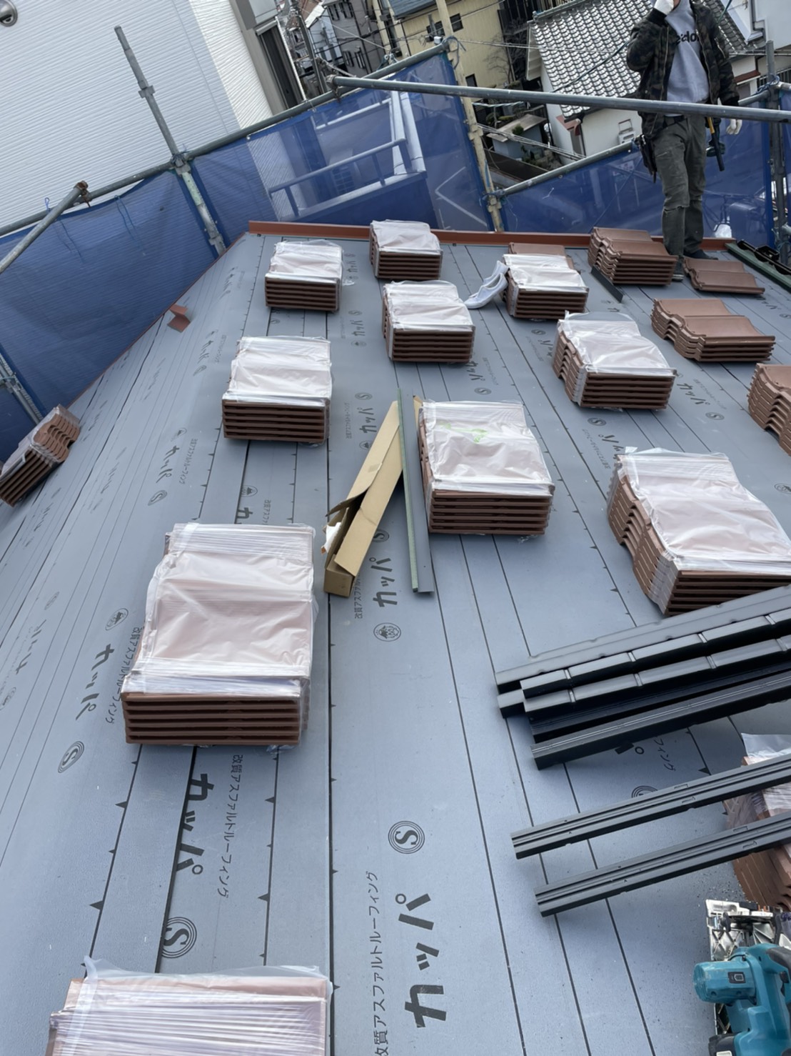 豊中市｜夏の暑さを解消！屋根葺き替え工事で通気断熱