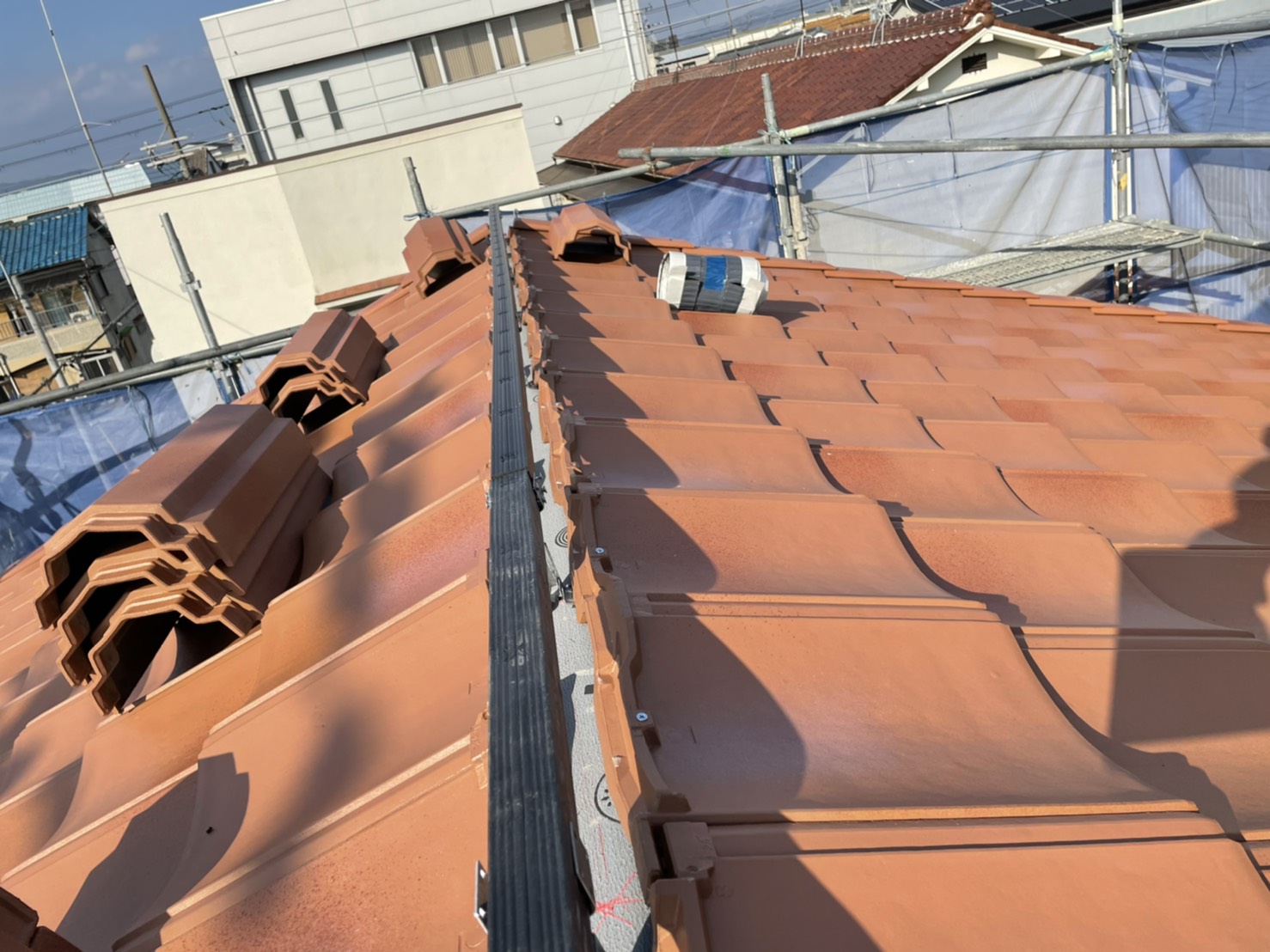 豊中市｜夏の暑さを解消！屋根葺き替え工事で通気断熱