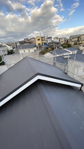 枚方市｜強風被害で屋根上アンテナ倒壊…火災保険適用は？修理事例を解説