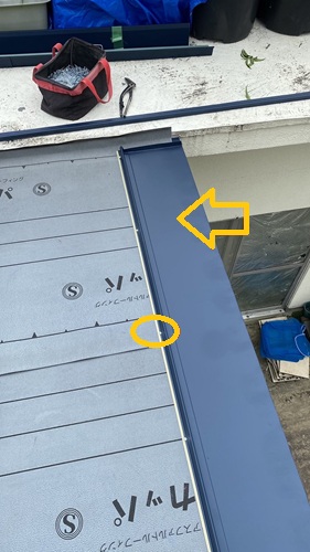 高槻市｜物置屋根雨漏り修理！重ね葺き工事の施工事例
