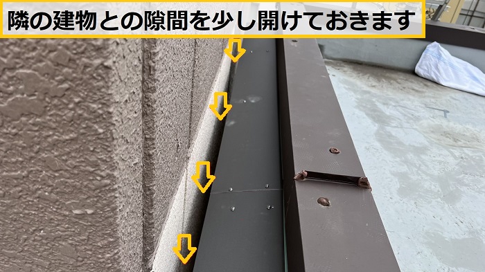 池田市｜雨漏り原因は外壁だった？狭い通路に庇屋根を設置した修理事例