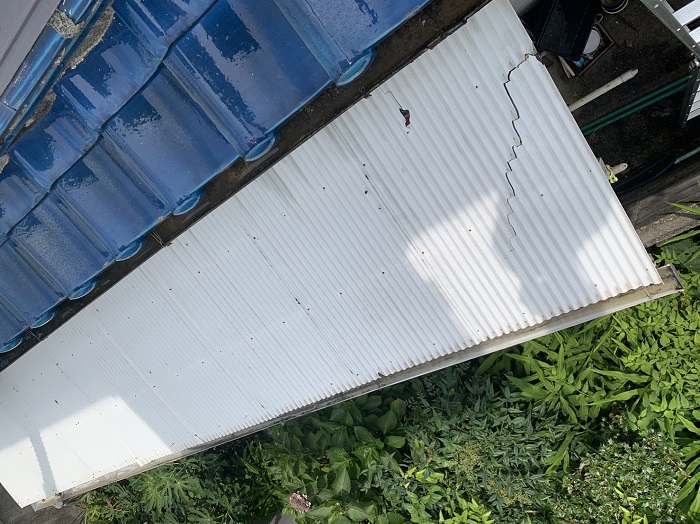 高槻市で物置屋根のポリカ波板を交換する前の様子