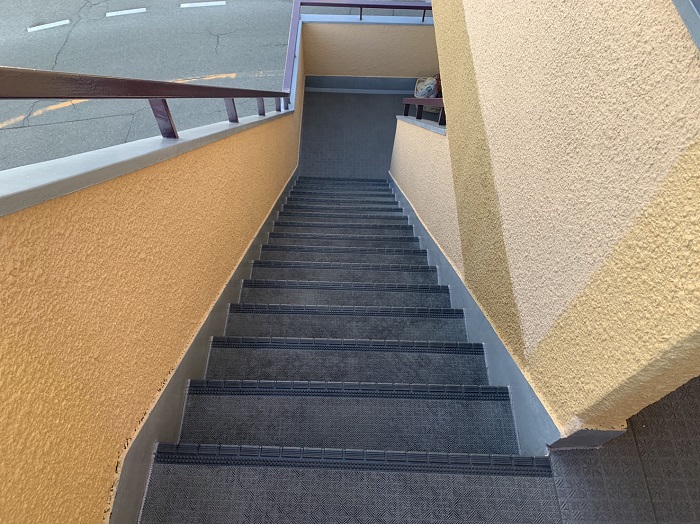 吹田市　外部階段の長尺シート膨れを調査｜修理見積もり