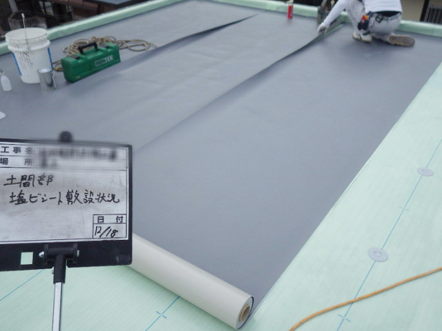 屋上に敷きこんだ塩ビシート防水