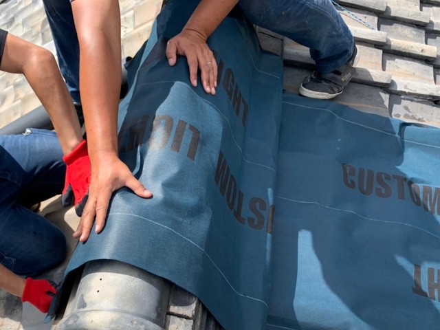 解体前の屋根にて応急処置